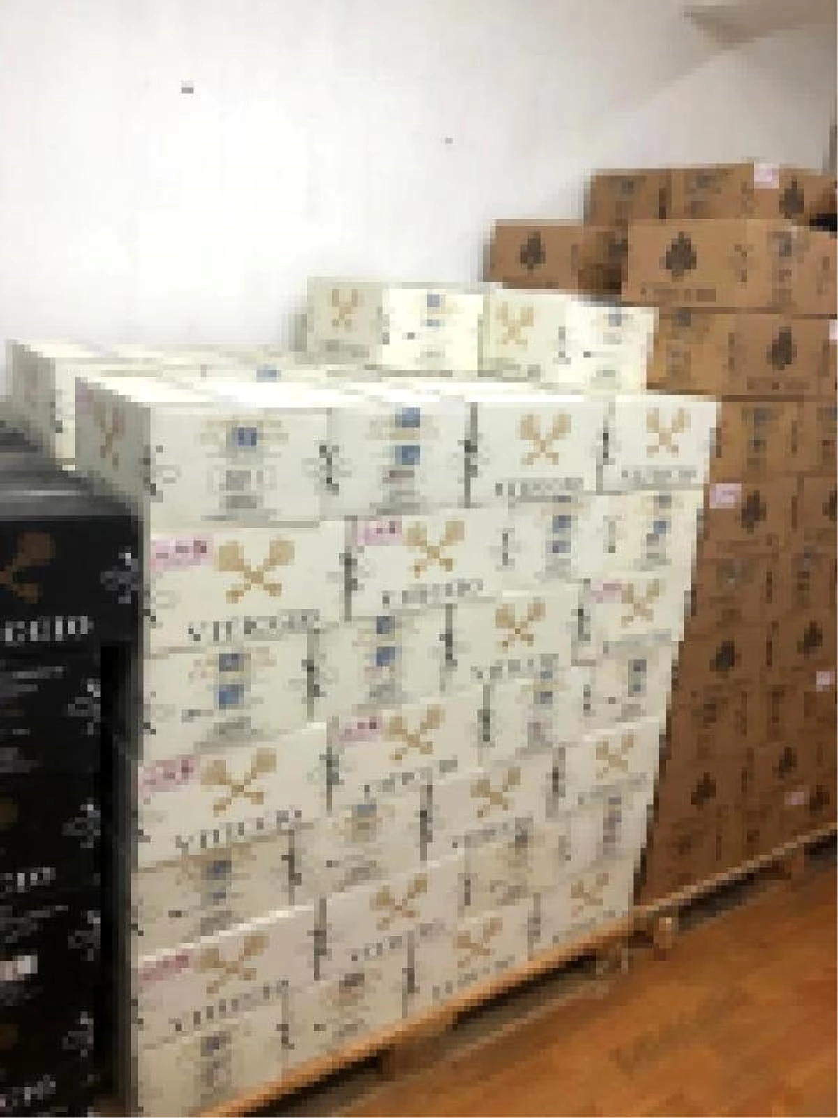 Şişli\'de bir iş yerinden 2 bin şişe içki çaldığı öne sürülen şüpheli yakalandı