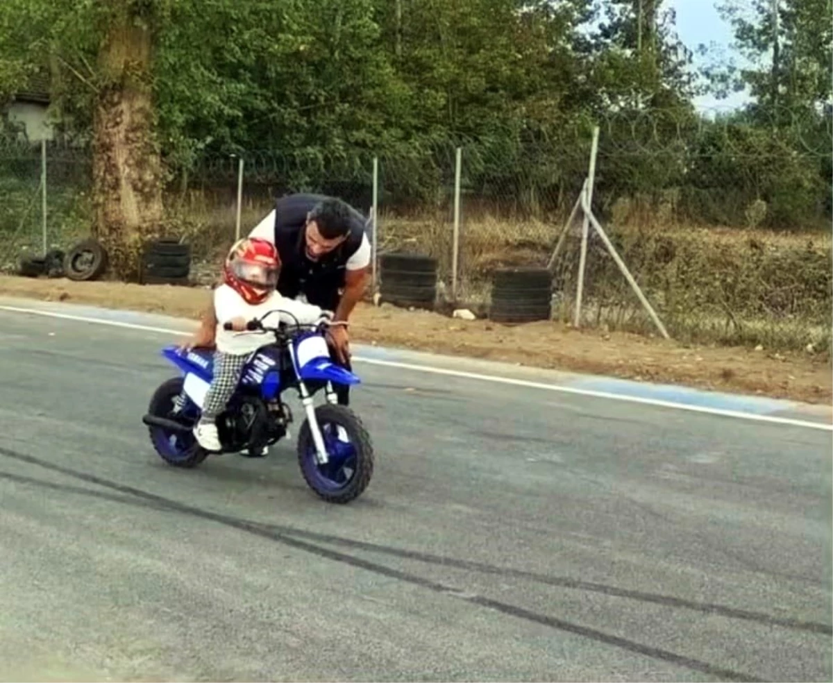 Sofuoğlu\'nun 1 buçuk yaşındaki oğlunun motosiklet kullandığı video beğeni kazandı