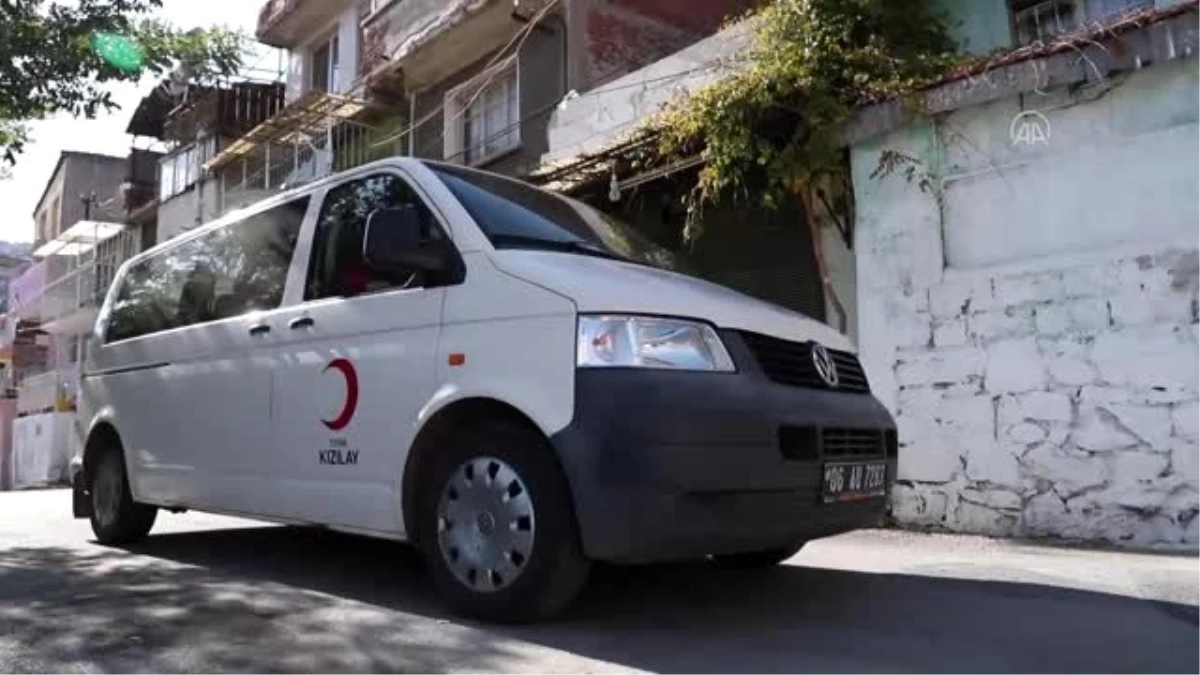 Son dakika haber! Zihinsel engelli depremzedenin yüzü Türk Kızılayın yardımıyla güldü