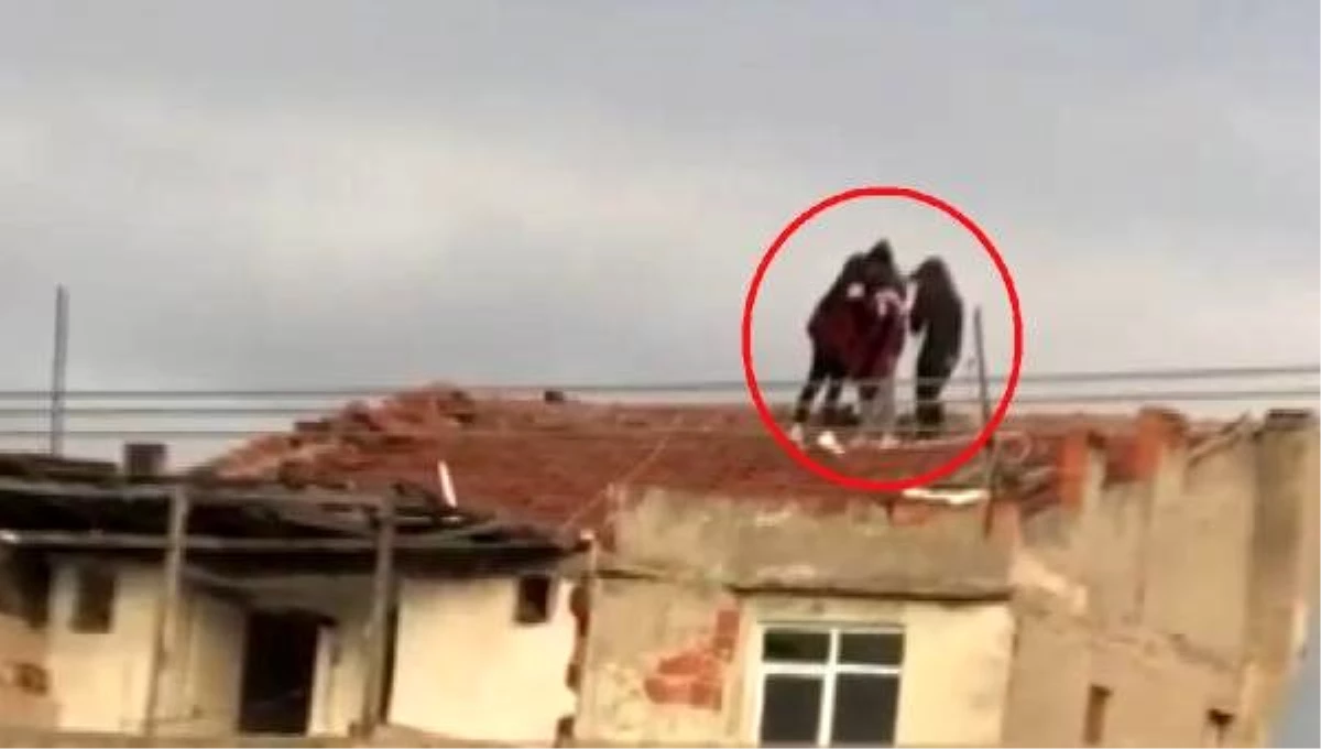Genç kızlar 3-5 beğeni uğruna canlarını hiçe sayıp çatıda video çekti