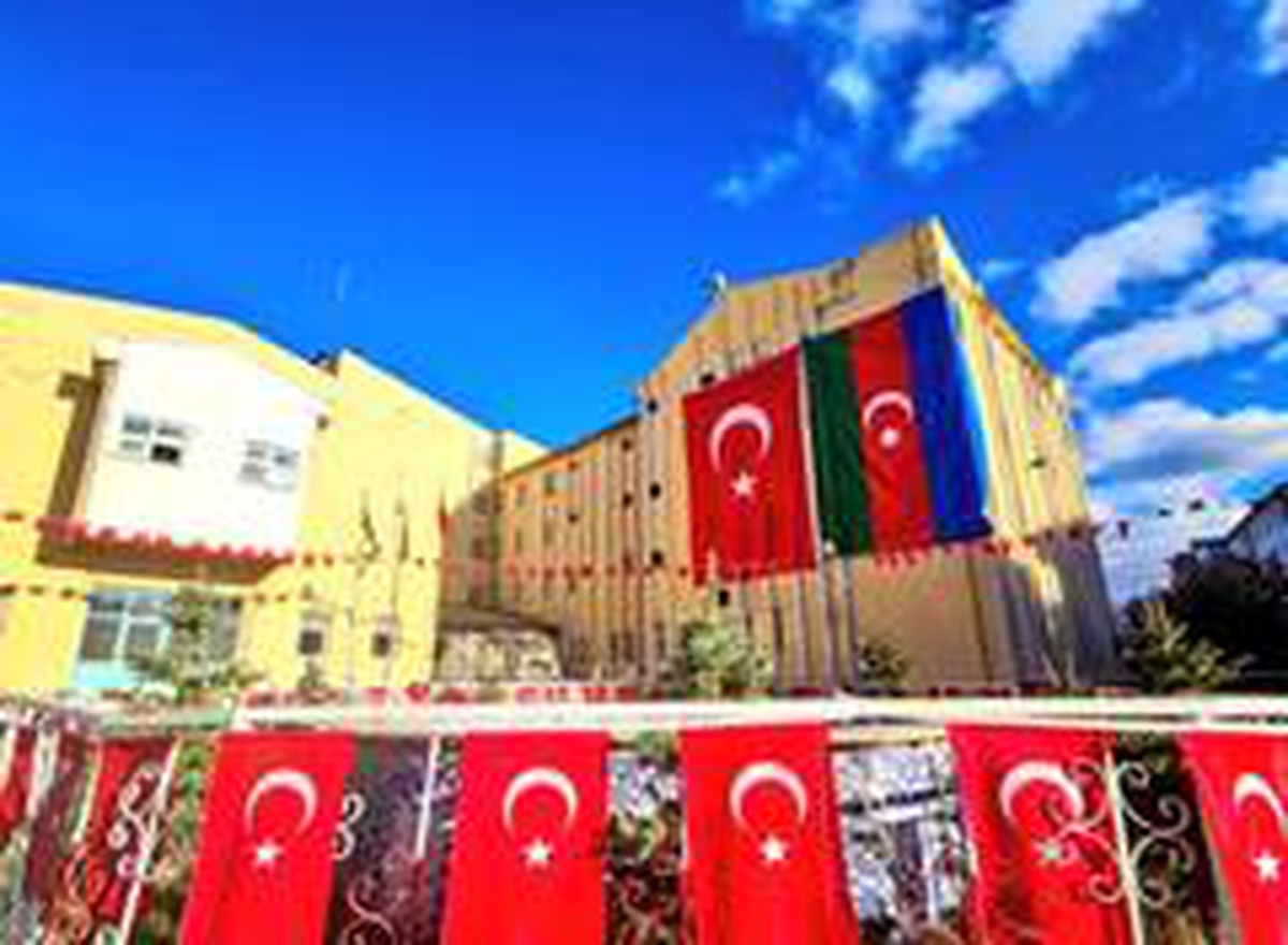 Ağrı Belediyesi hizmet binasına Azerbaycan bayrağı asıldı
