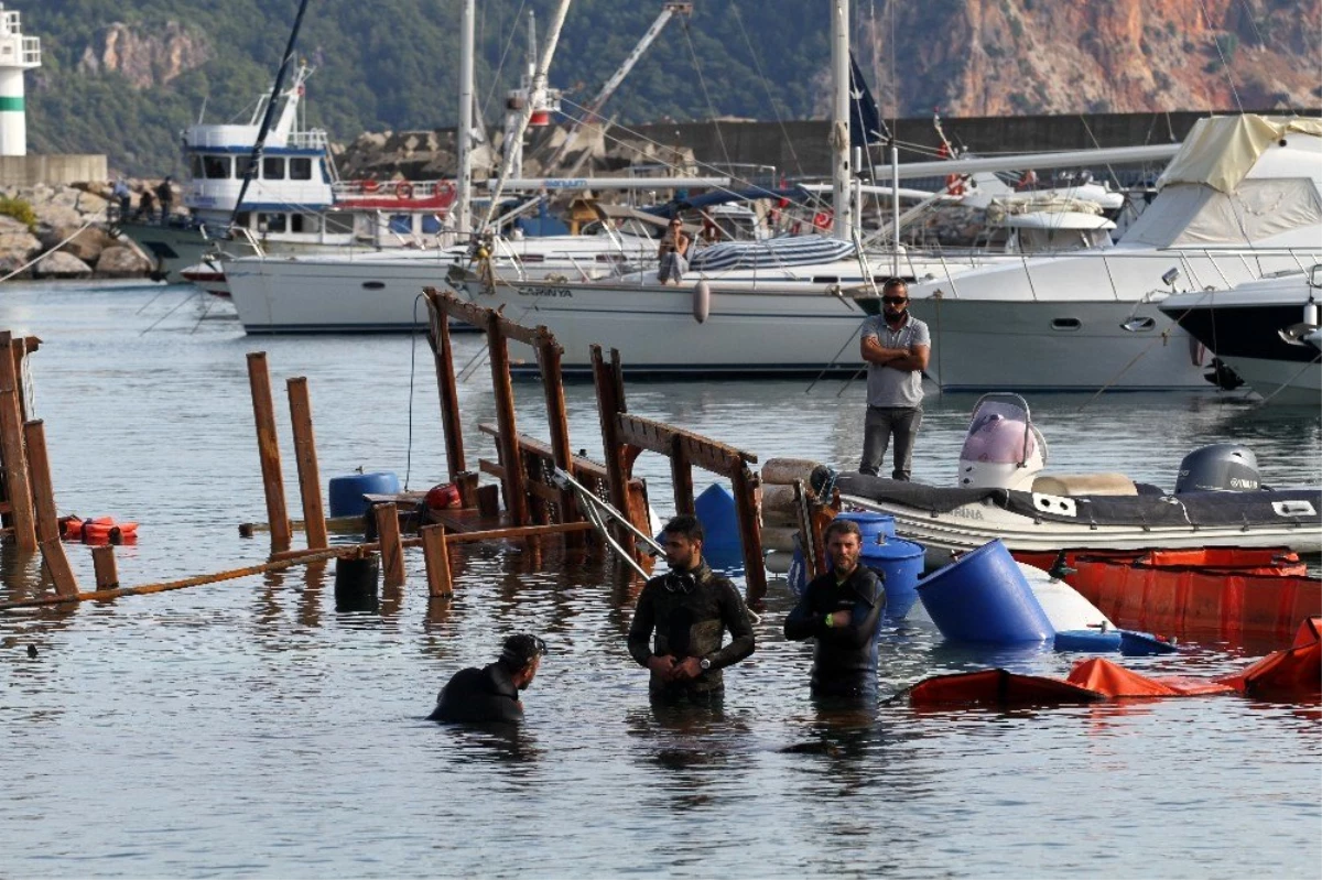 Alanya\'da alabora olan tekne karaya çıkarıldı