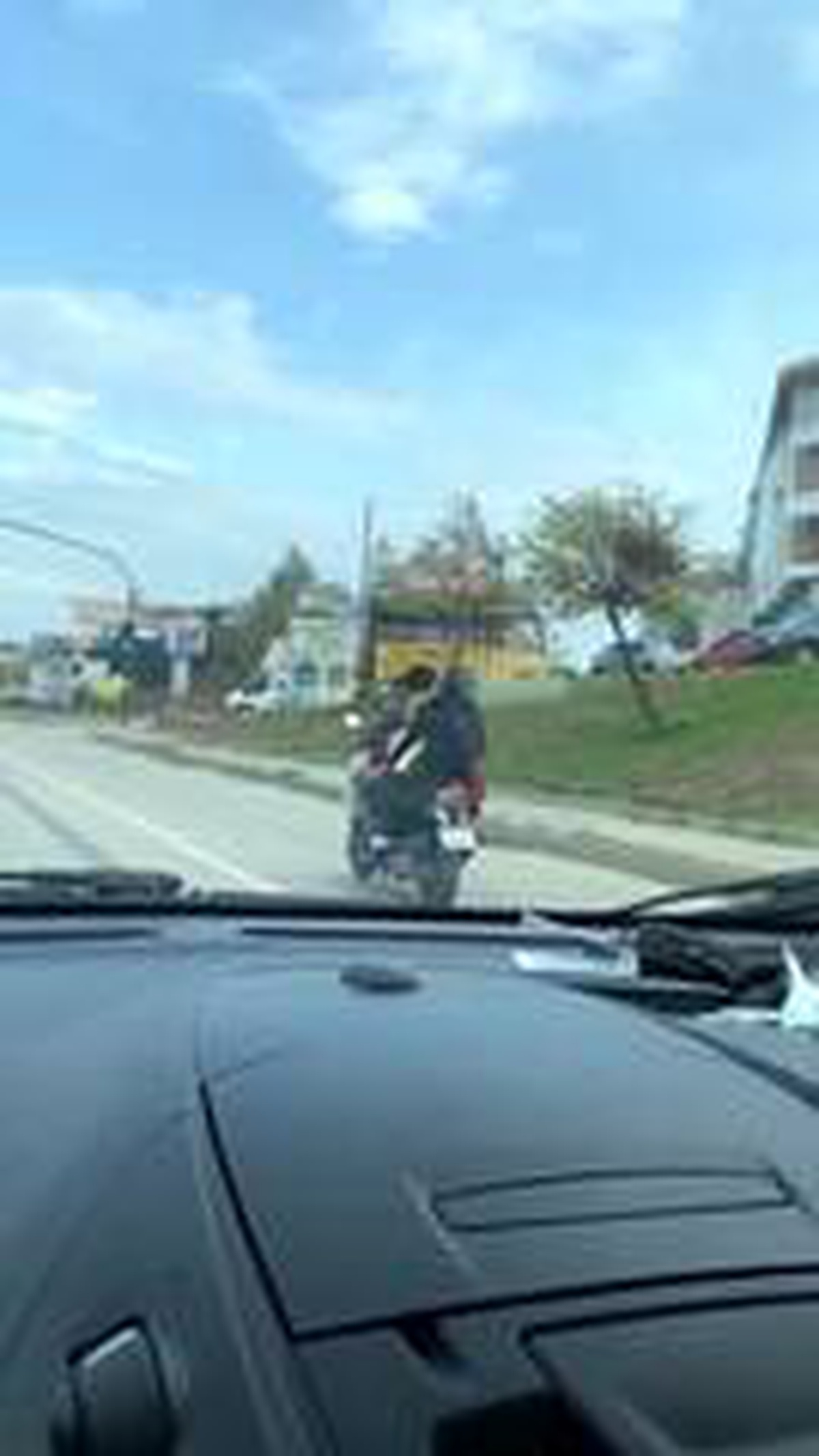 Bir motosiklette 4 kişinin tehlikeli yolculuğu