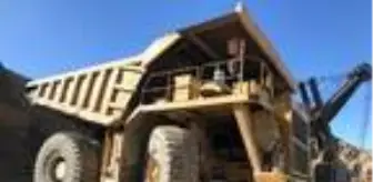 Dev iş makinesi, kamyoneti kağıt gibi ezip, geçti