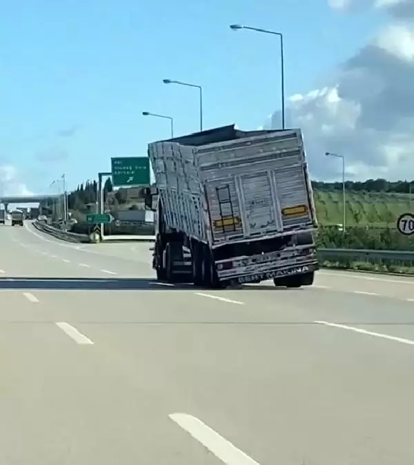 Trafikte pes dedirten görüntü! Dorsesi yan yatmış tırın tehlikeli yolculuğu kamerada Trafikte pes dedirten görüntü! Dorsesi yan yatmış tırın tehlikeli yolculuğu kamerada