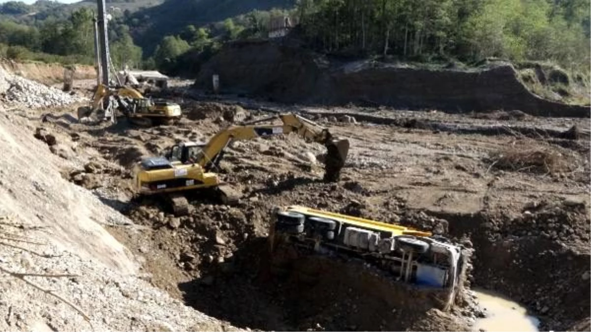 Giresun\'da selde sürüklenen kamyon ve iş makinesi çıkarılıyor