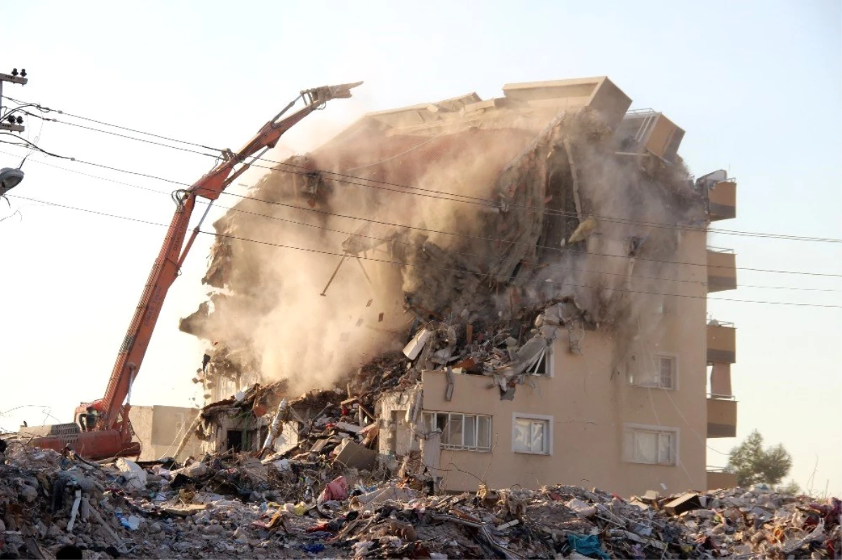 Kontrollü yıkım sırasında binanın büyük bölümü yıkıldı, o anlar kameraya yansıdı