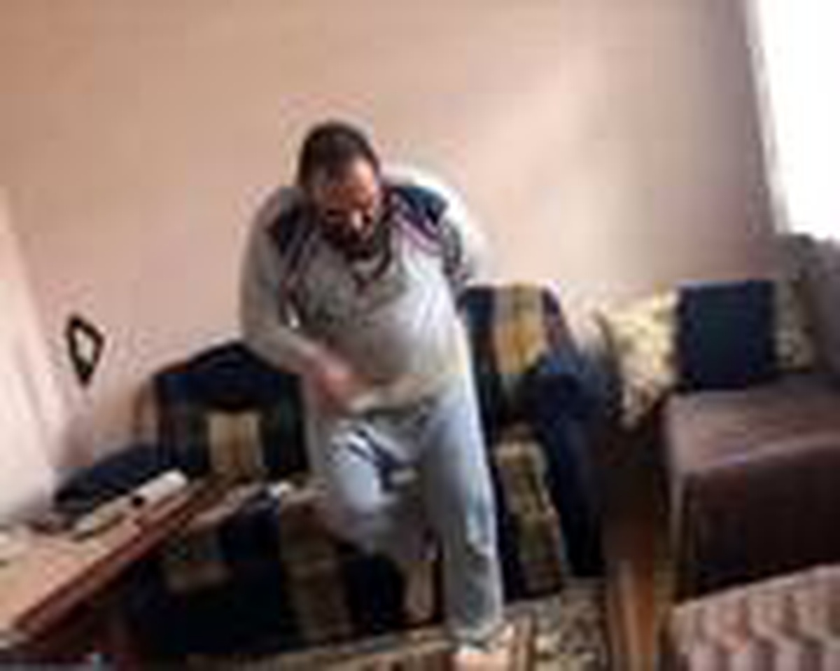 Koronavirüsü yendi, türkü söyleyip, bar oynadı