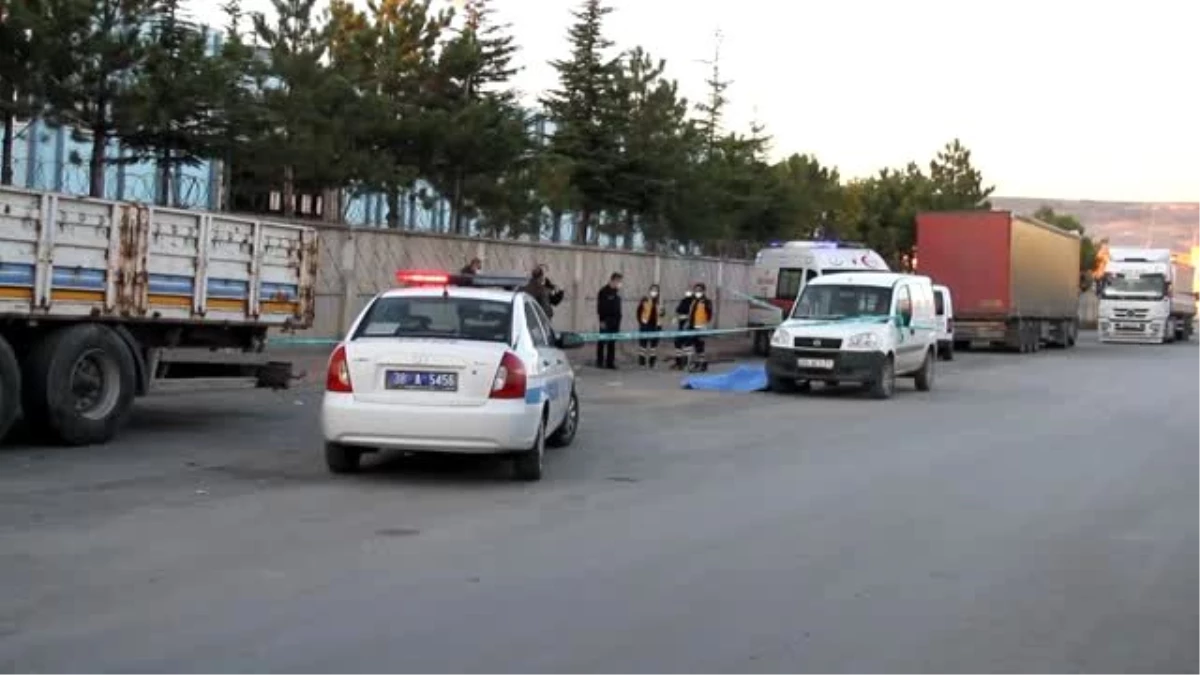 Son dakika... Lastiğini değiştirmeye çalıştığı aracının yanında ölü bulundu