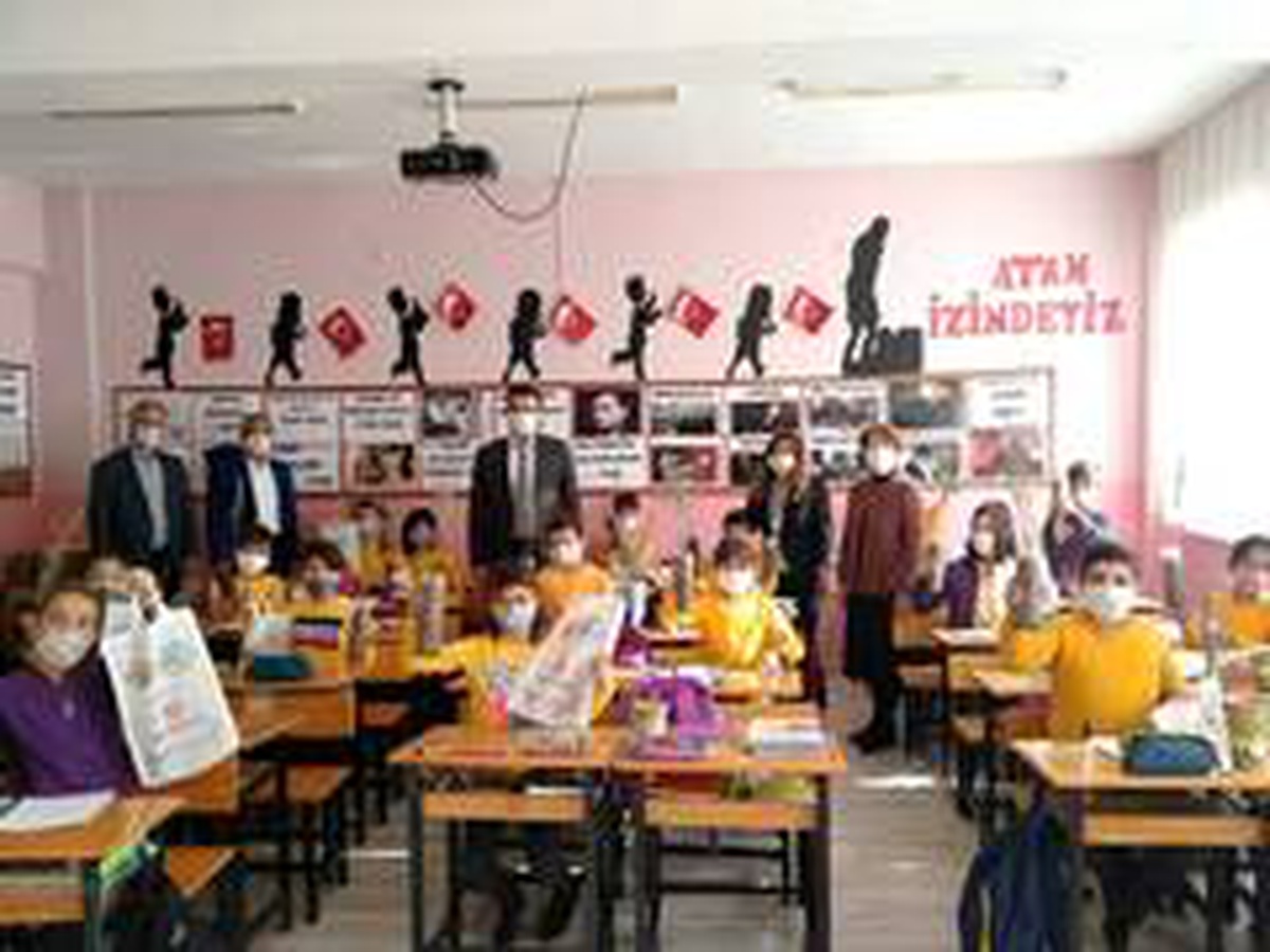 Öğrencilere lavanta fidanı dağıtıldı