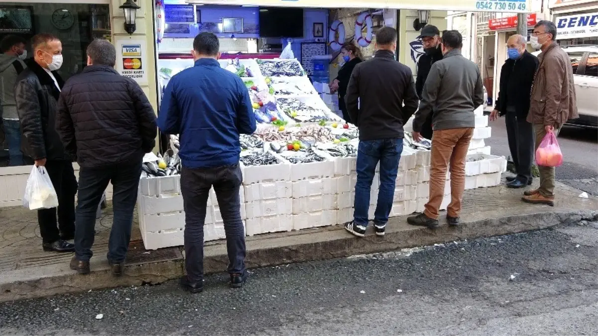 Ordu\'da balıkçı tezgahları şenlendi, vatandaşlar adeta balık sırasına girdi