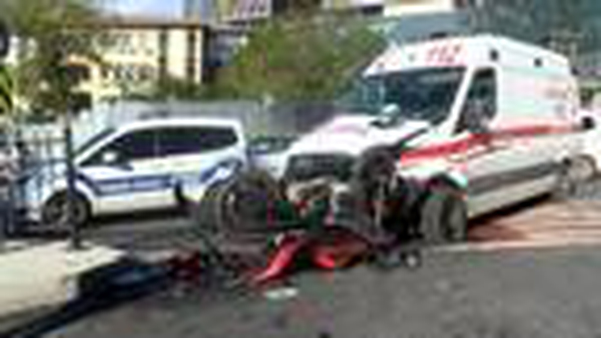 Şişli\'de motosiklet ambulansa çarptı