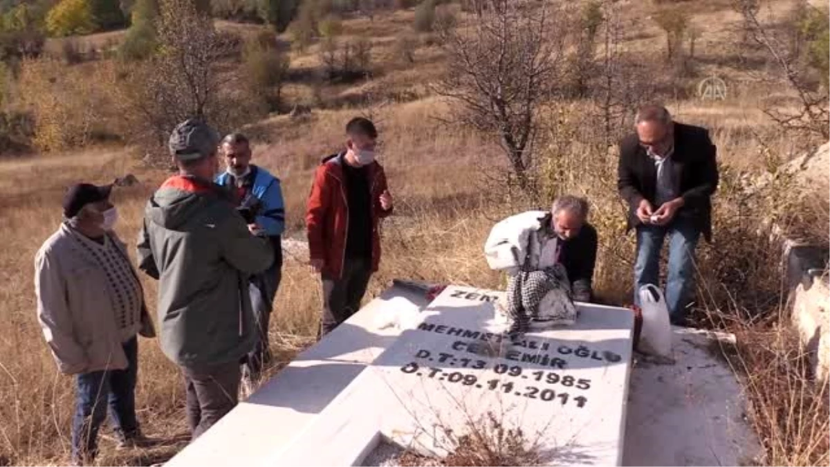 Van depreminde yaşamını yitiren gazeteci Cem Emir mezarı başında anıldı