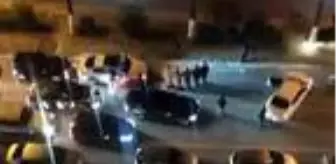 Yolu trafiğe kapatıp halay çektiler