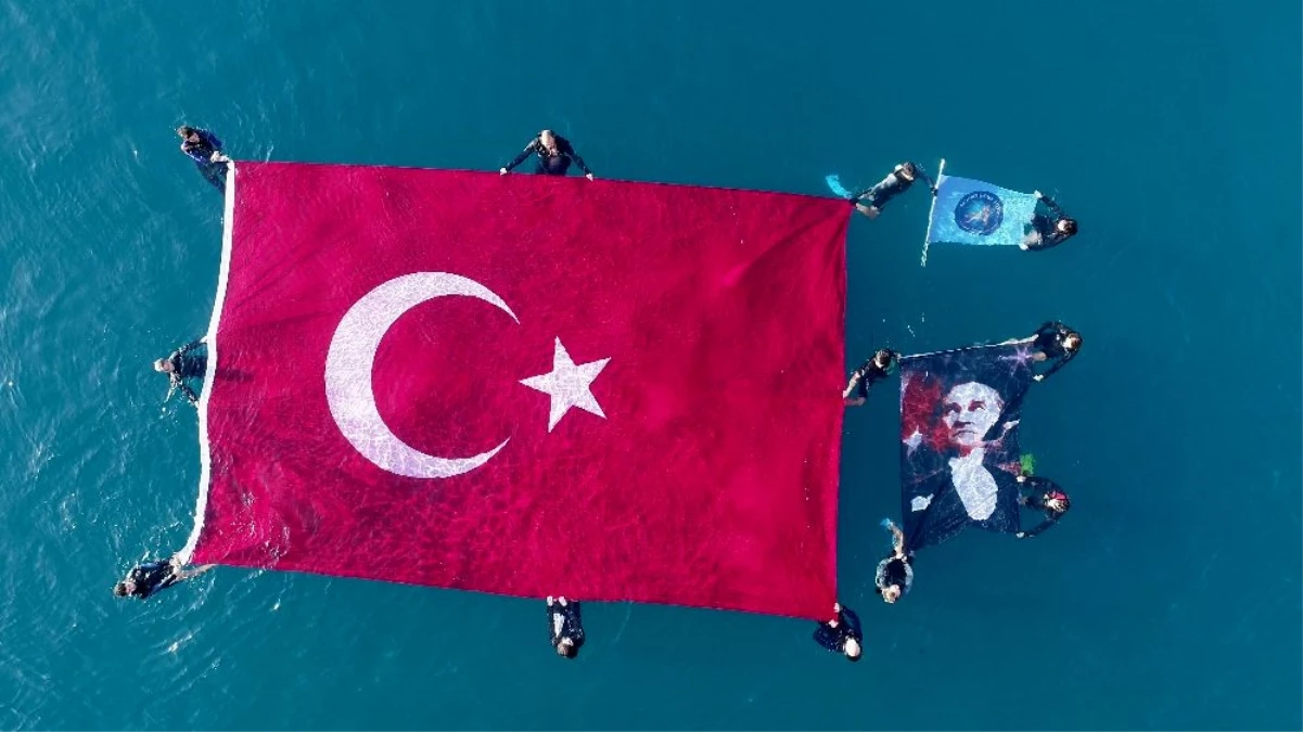 Antalya\'da öğrenciler Ata\'yı denizde açtıkları 54 metrekarelik bayrakla andı