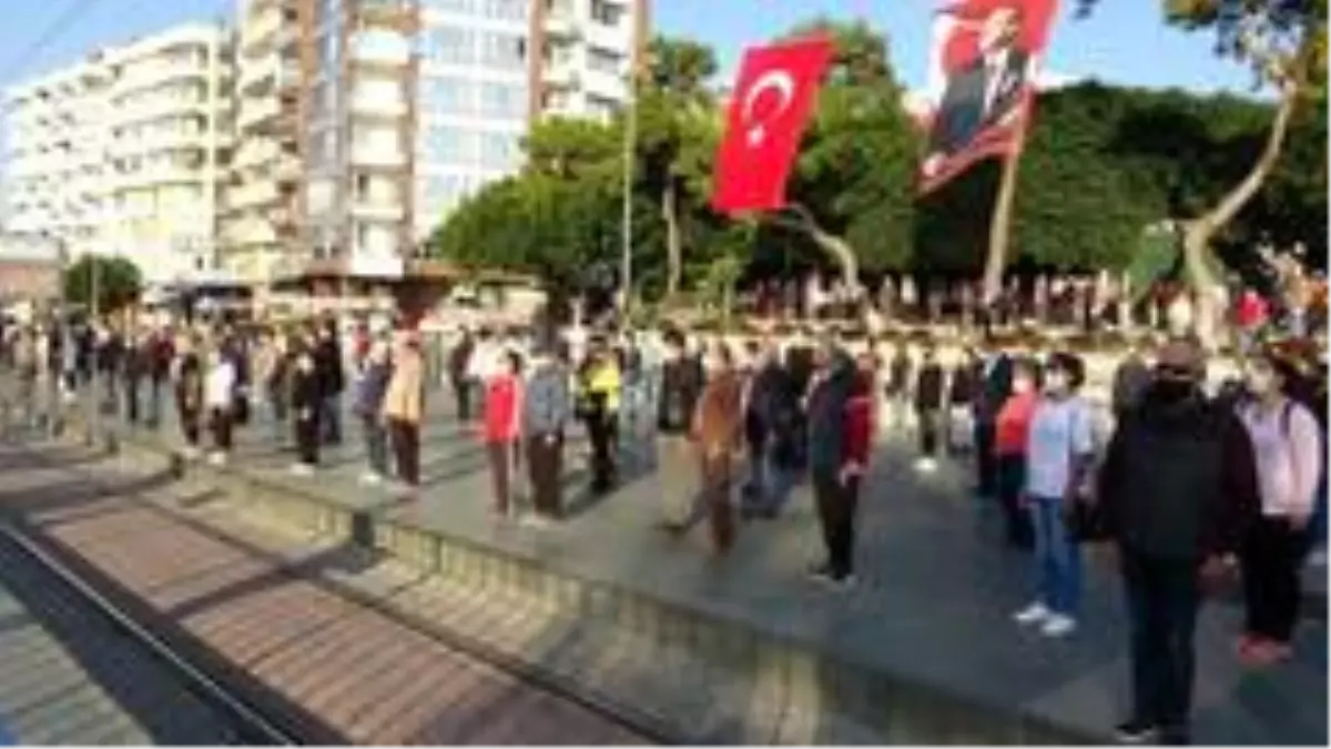 Antalya\'da sosyal mesafeli 10 Kasım töreni