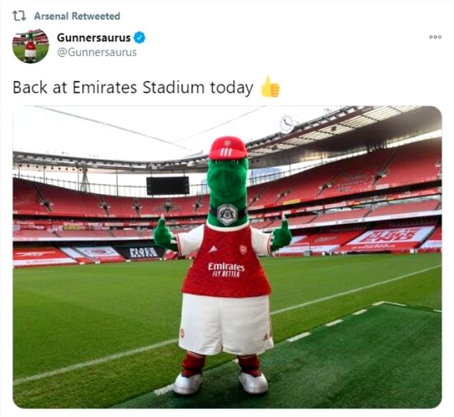 Arsenal'in maskotu Gunnersaurus, işine geri döndü