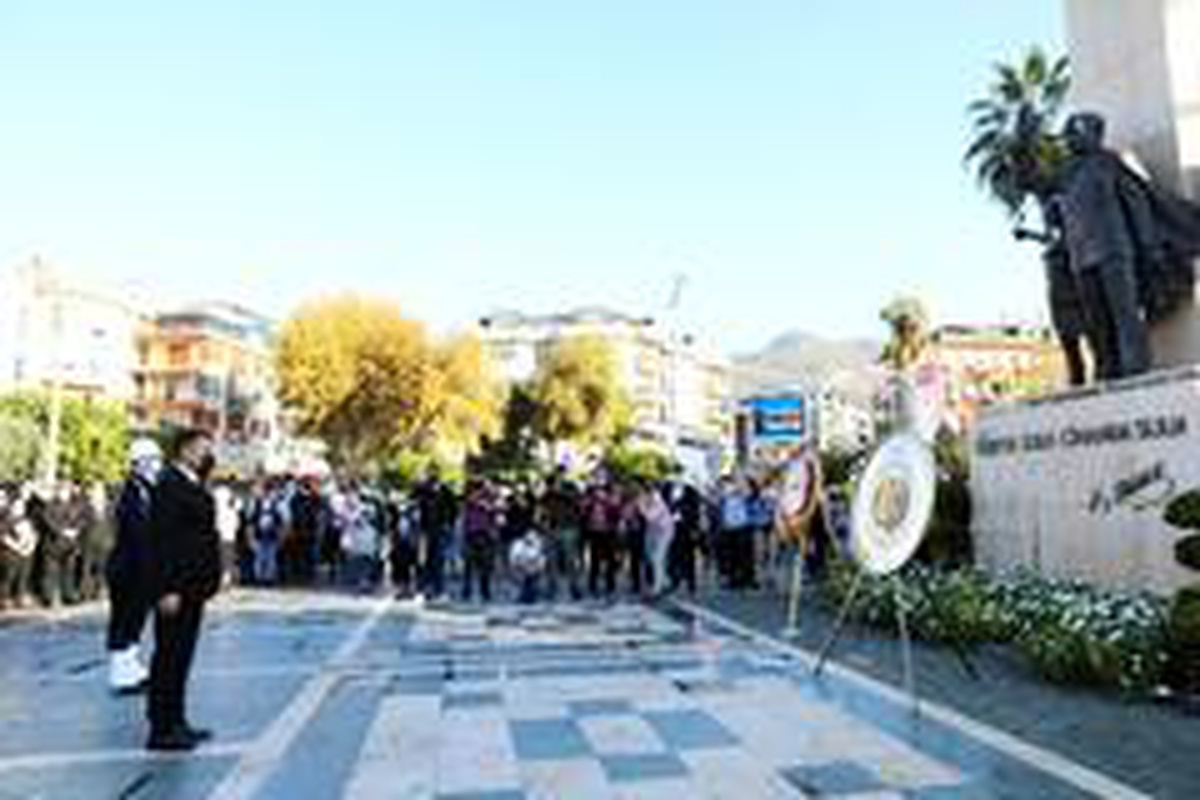 Atatürk Alanya\'da saygı duruşu, şiir ve türkülerle anıldı