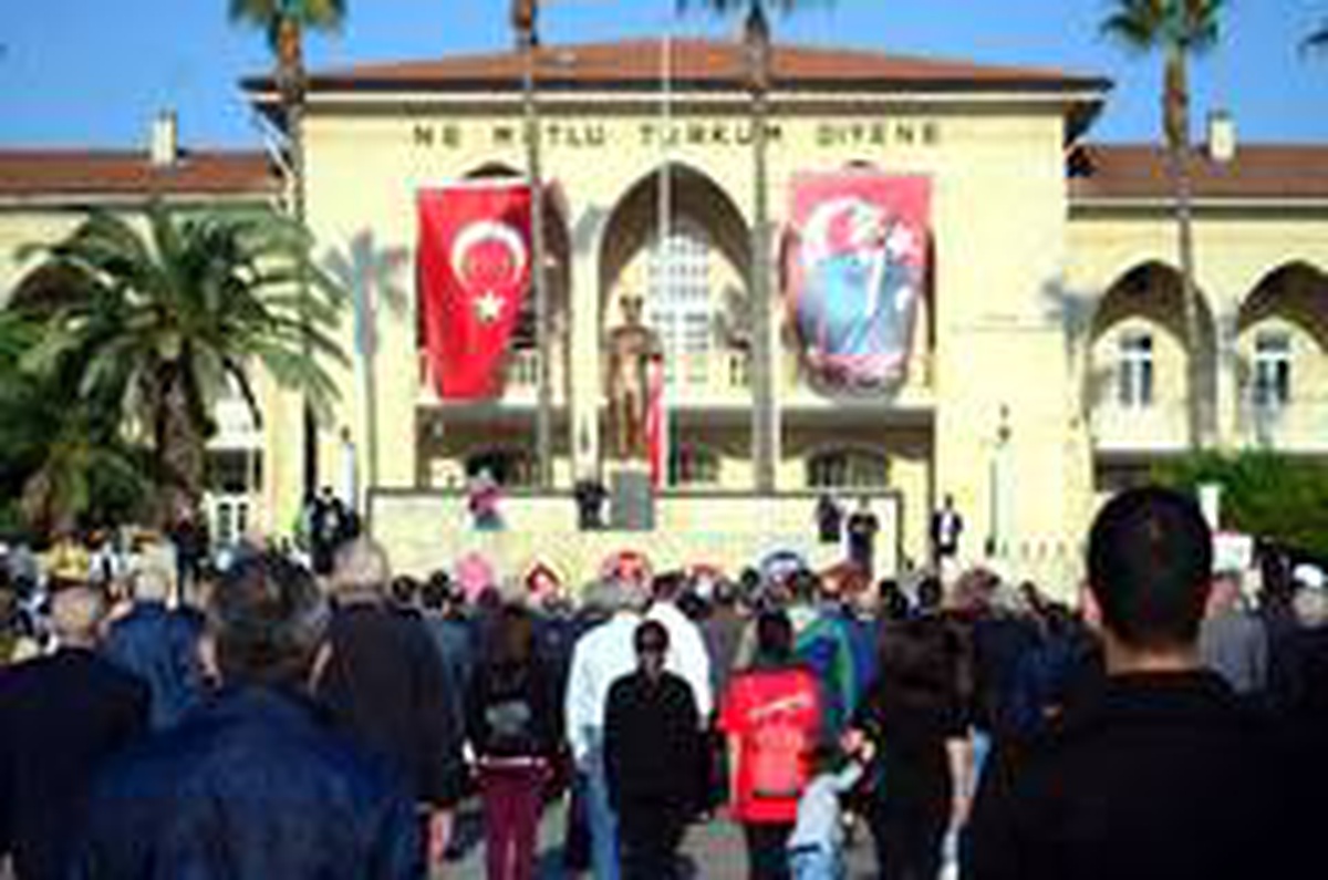 Atatürk, Mersin\'de törenlerle anıldı