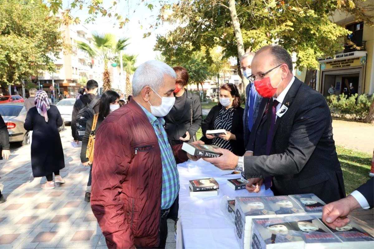 Başkan Akın\'dan nutuk hediyesi