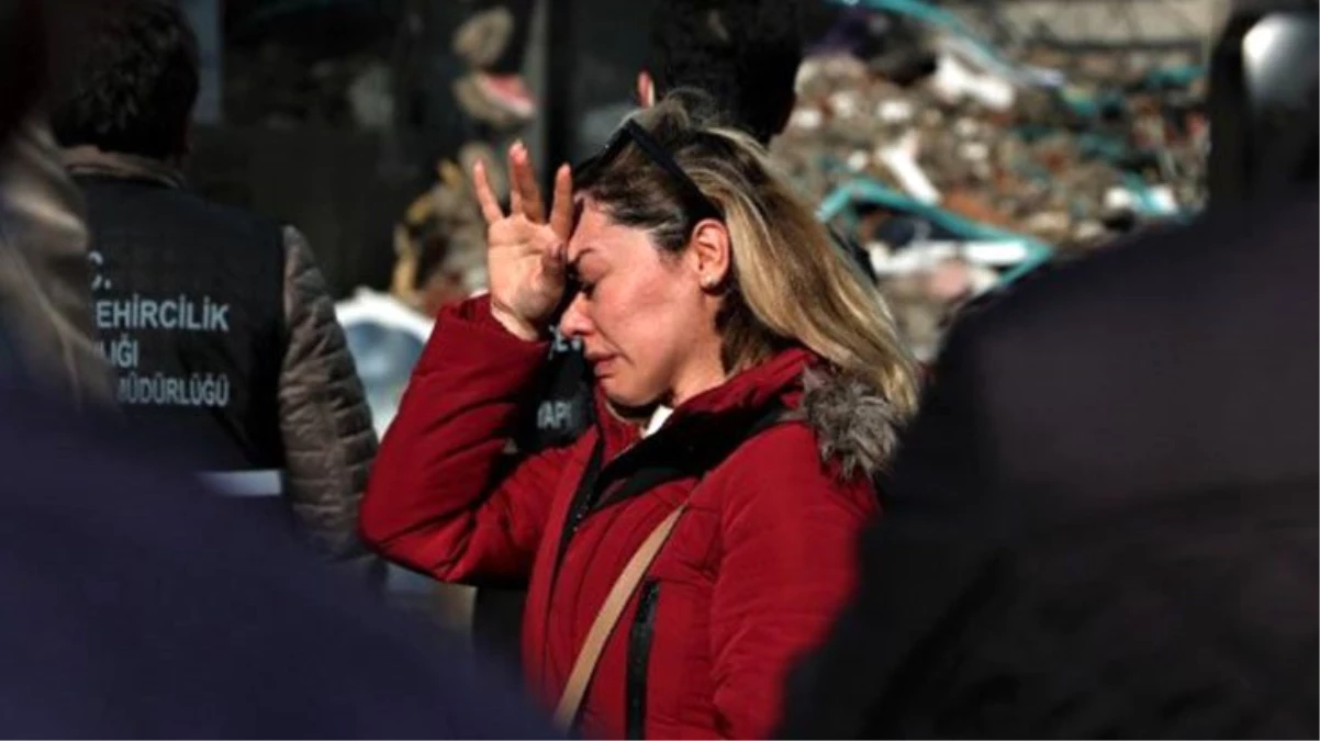 Genç kadın, İzmir depreminde ağır hasar alan iş yerinin yıkılışını hıçkırıklara boğularak izledi