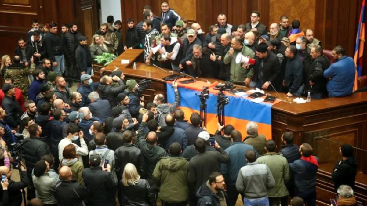 Ermenistan\'da protestocular hükümet binasını basarak Paşinyan\'ın odasına girdi