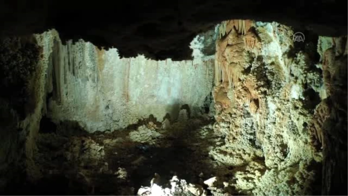 İnşaat kazısında sarkıt ve dikitli yeraltı mağarası bulundu