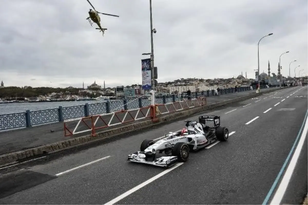 İstanbul\'un tarihi yerlerinde Formula 1 araçları tur attı