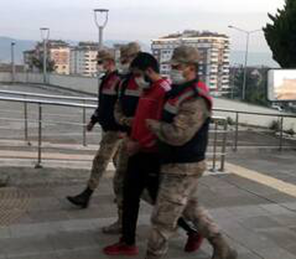 Son dakika: Jandarmanın önünden geçerken tabancalı poz veren şahıs tutuklandı