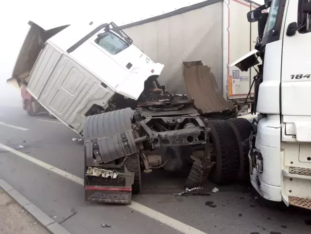 Konya'da sis nedeniyle 10'dan fazla araç birbirine girdi: 2 yaralı