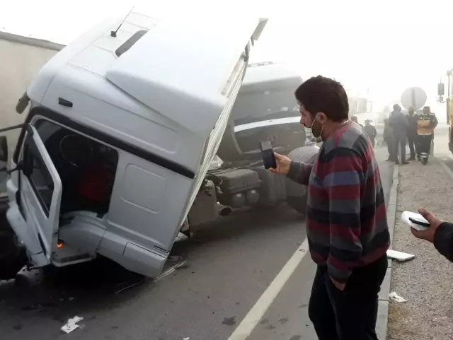 Konya'da sis nedeniyle 10'dan fazla araç birbirine girdi: 2 yaralı