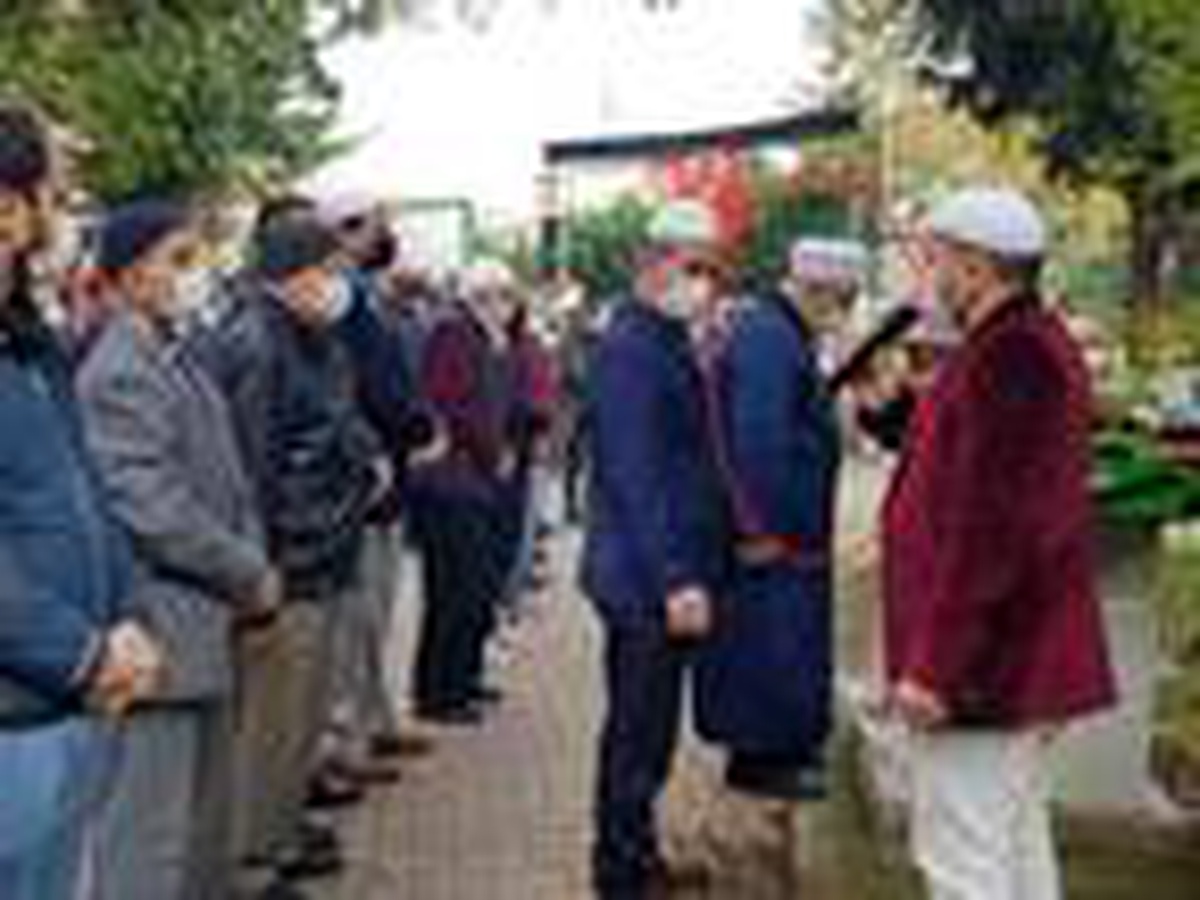 Koronavirüsten kurtulan imam, koronavirüsten ölen emekli imam babasının cenazesini kıldırdı