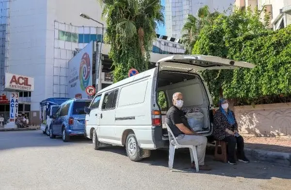 Lösemi tedavisi gören oğlu hastanede, baba minibüste yaşıyor