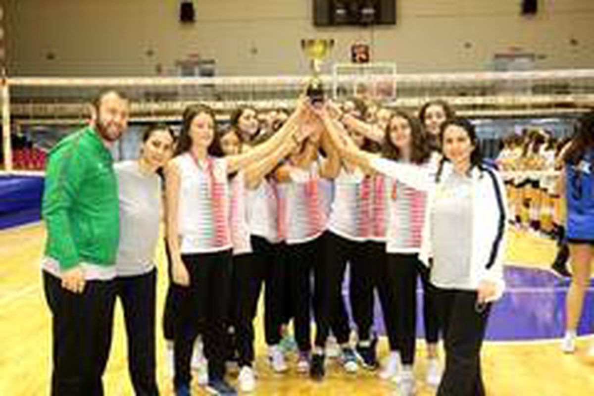 Manisa BBSK\'lı voleybolcular kupalarını aldı