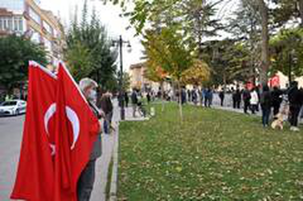 Saat dokuzu beş geçe hayat durdu