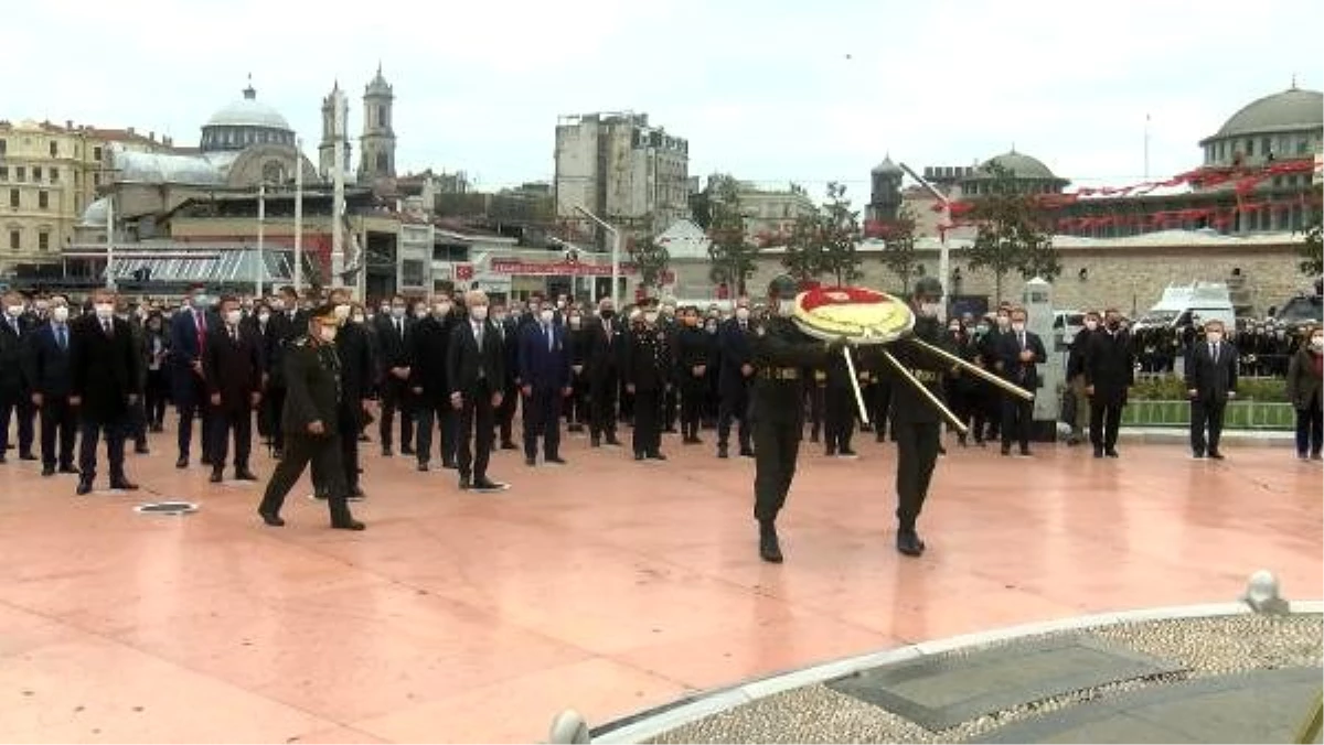 Taksim Cumhuriyet Anıtı\'nda Atatürk\'ü anma töreni