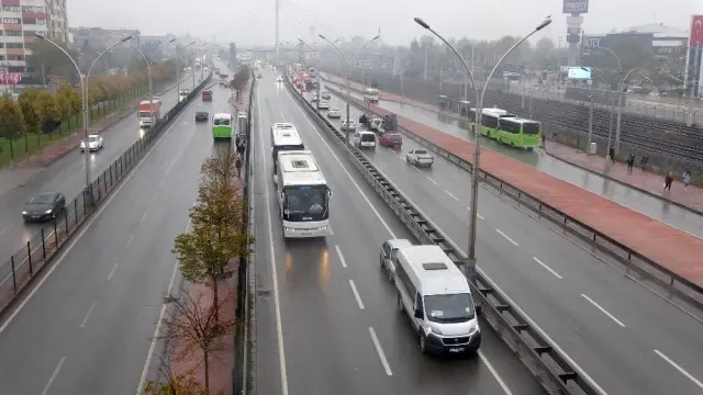 - Yağmur altında Ata'ya saygı