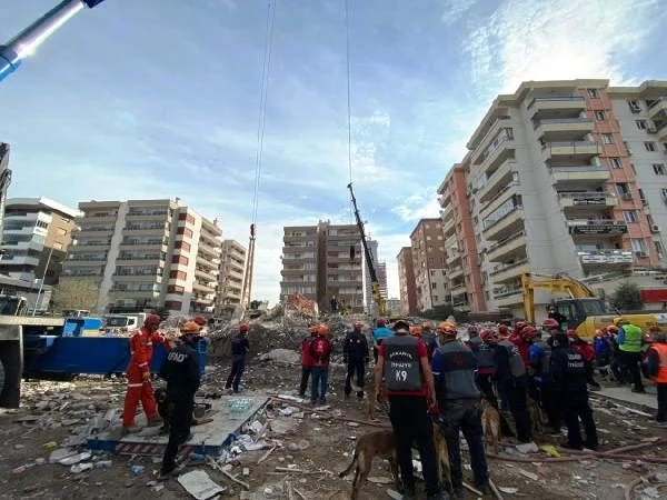 Son dakika haberleri... 17 Ağustos 1999?da enkazdan çıkarılmıştı, İzmir depreminde can kurtardı