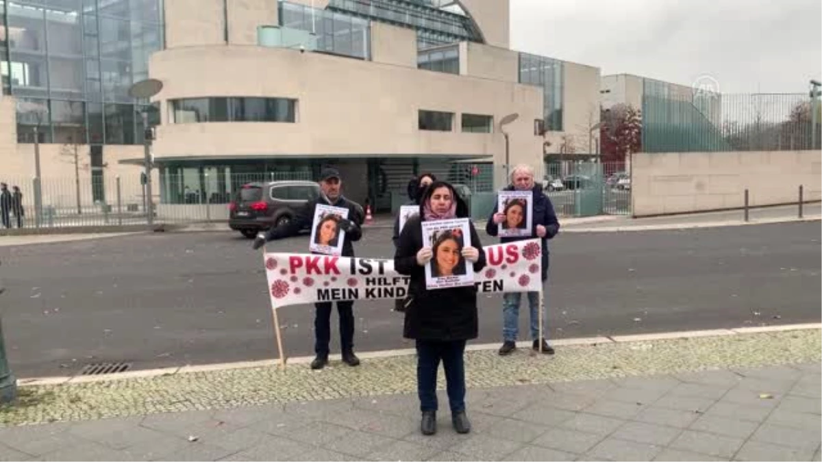Son dakika haberleri... Almanya\'da PKK tarafından kızı kaçırılan anne eylemini sürdürüyor