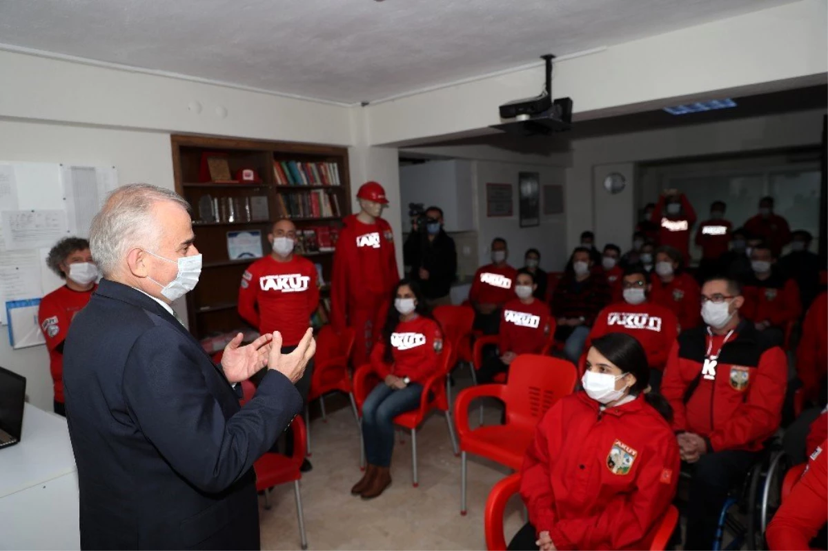 Başkan Zolan, İzmir depreminin kahramanlarını ziyaret etti