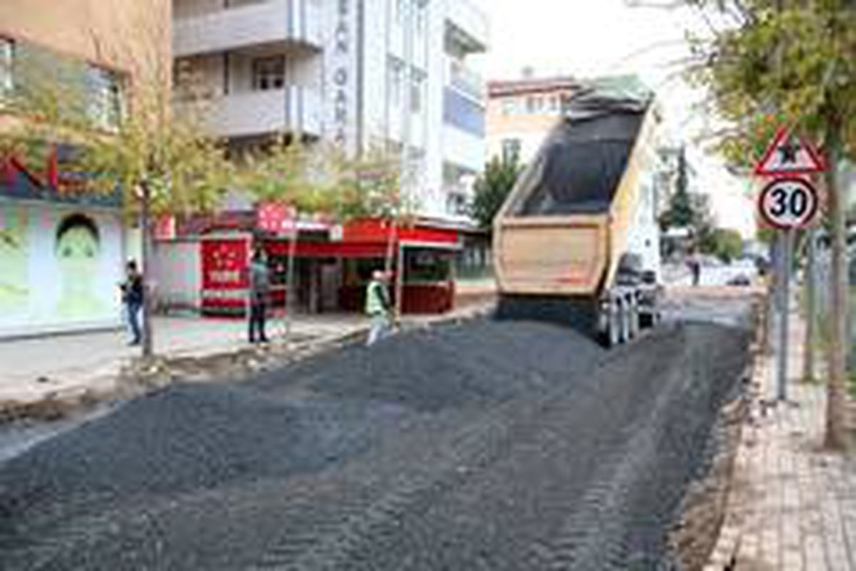 Gebze\'de altyapı sonrası asfalt seriliyor