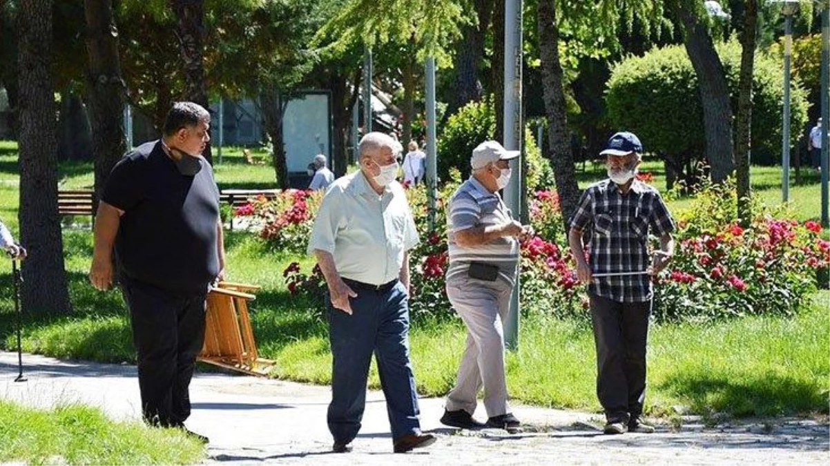 İstanbul ve Ankara\'nın ardından İzmir\'de de 65 yaş ve üstüne belirli saatlerde sokağa çıkma kısıtlaması getirildi