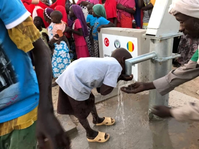 İtfaiye ekiplerinin açtırdığı kuyu Afrikalı çocukları duygulandırdı