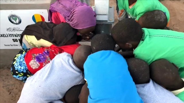 İtfaiye ekiplerinin açtırdığı kuyu Afrikalı çocukları duygulandırdı
