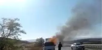Kasadan sarkan battaniye kamyoneti alev topuna çevirdi
