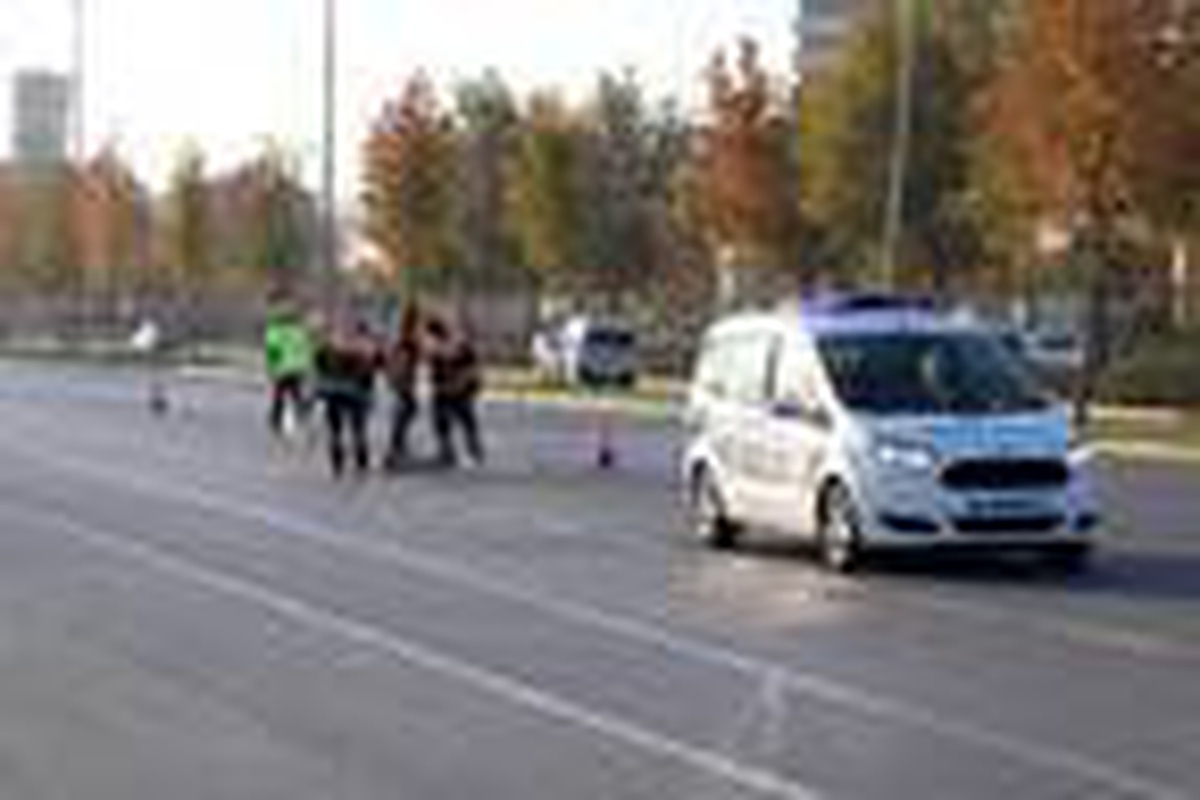 Yolun karşısına geçmeye çalışan güvenlik görevlisine motosiklet çarpttı 1 ölü, 1 yaralı