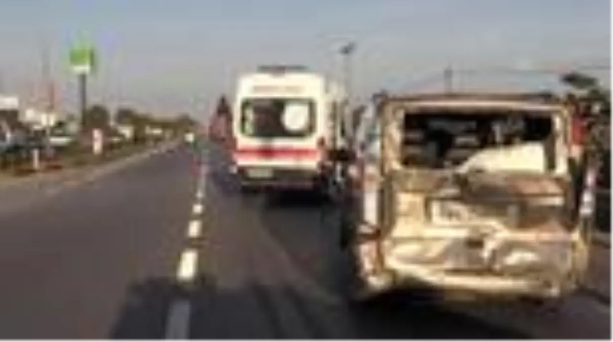 Otomobil, trafik ışıklarında bekleyen araca çarptı