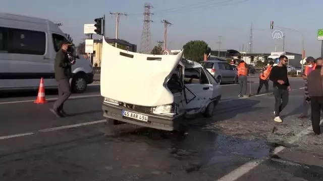 Otomobil, trafik ışıklarında bekleyen araca çarptı