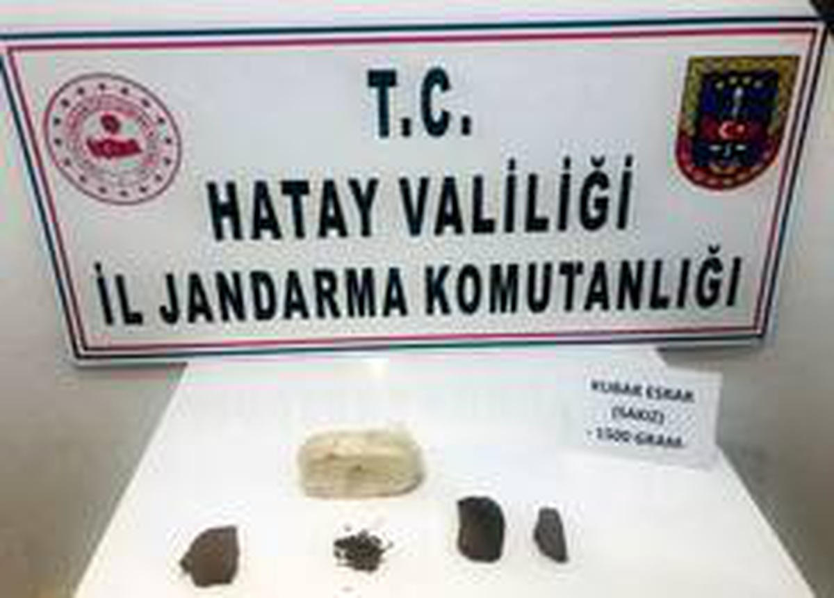 Uyuşturucuyu poşetle attılar, jandarmaya yakalandılar