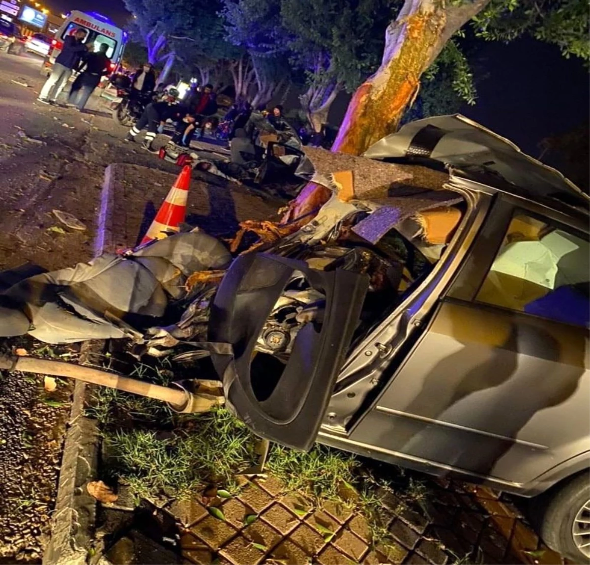 Ağaca çarpan otomobil ikiye bölündü: 1 ölü, 1 yaralı